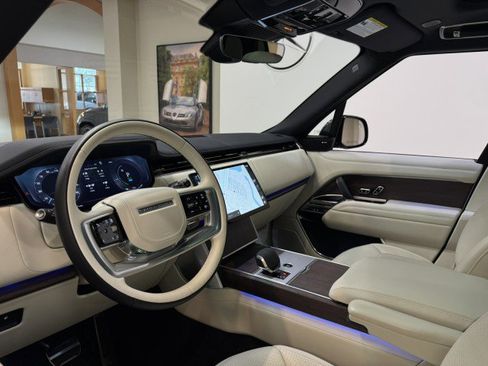 Used 2025 Land Rover Range Rover SE AWD/4WD image 6