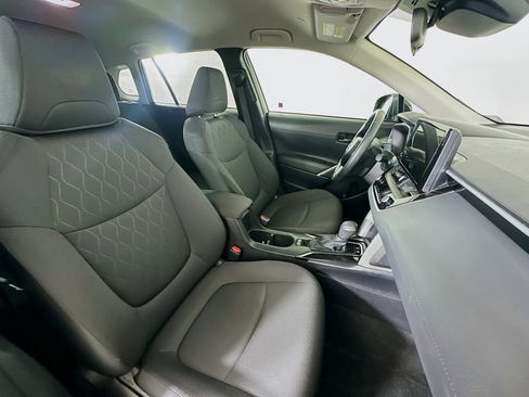 Used 2025 Toyota Corolla Cross LE image 30