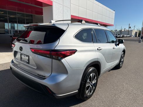 Used 2021 Toyota Highlander XLE AWD/4WD image 5