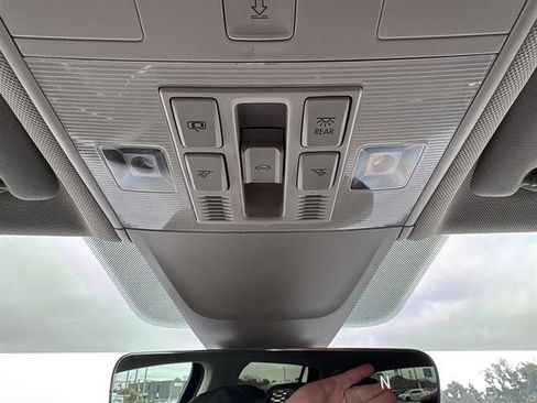 Used 2022 Volkswagen Tiguan SE w/ Panoramic Sunroof Package image 27