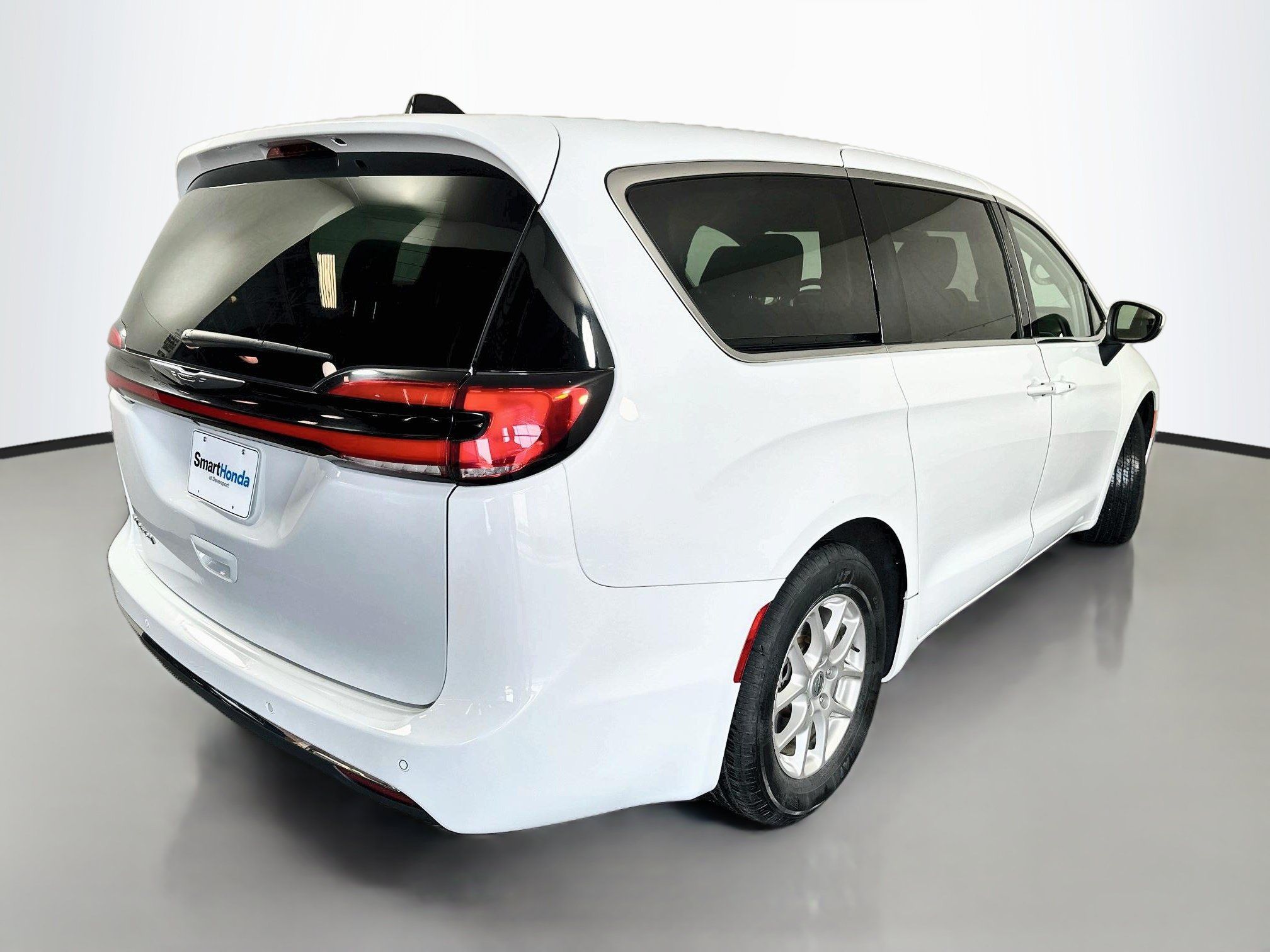 Used 2023 Chrysler Pacifica Touring-L FWD image 7