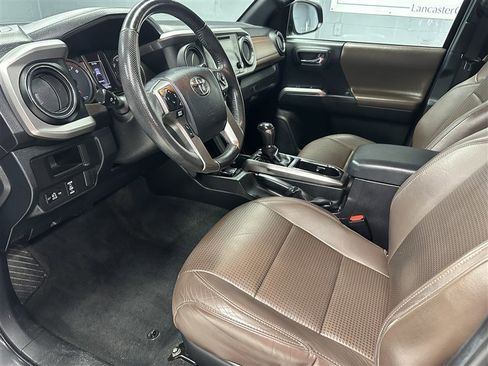 Used 2016 Toyota Tacoma Limited image 2