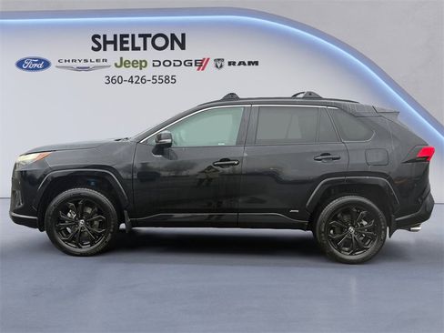 Used 2022 Toyota RAV4 SE image 2