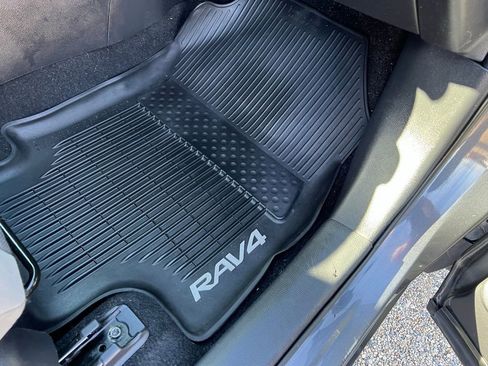 Used 2020 Toyota RAV4 XLE w/ Convenience Package image 8