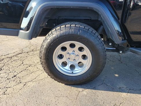 Used 2024 Jeep Gladiator Sport image 7