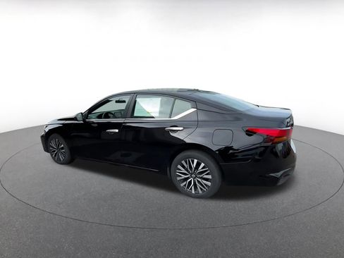 Used 2025 Nissan Altima 2.5 SV image 10