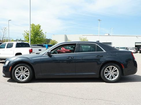Used 2019 Chrysler 300 Touring image 5