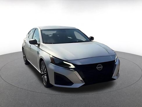 Used 2025 Nissan Altima 2.5 SV FWD image 3