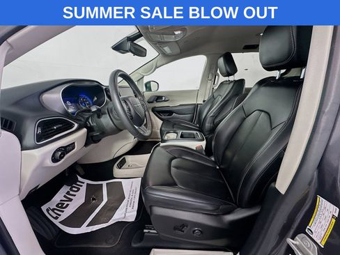 Used 2023 Chrysler Pacifica Touring-L FWD image 22