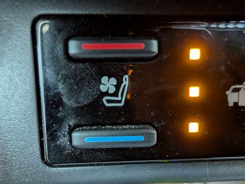 Used 2023 Toyota RAV4 Limited image 20