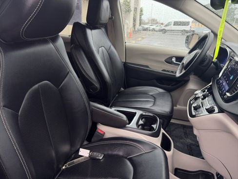 Used 2024 Chrysler Pacifica Touring-L image 25