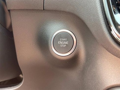 Used 2025 Volvo XC40 B5 Plus image 27