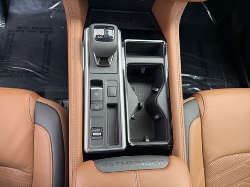 Used 2025 Nissan Pathfinder Platinum FWD image 27