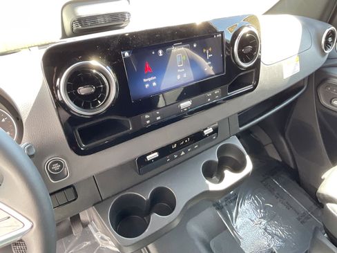 Used 2025 Mercedes-Benz Sprinter 2500 image 22