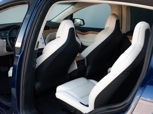 Used 2018 Tesla Model X P100D image 9