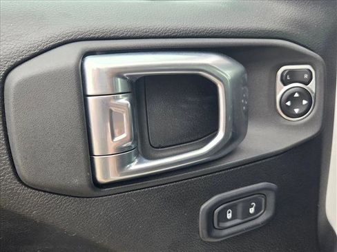 Used 2025 Jeep Wrangler Unlimited Rubicon AWD/4WD image 12