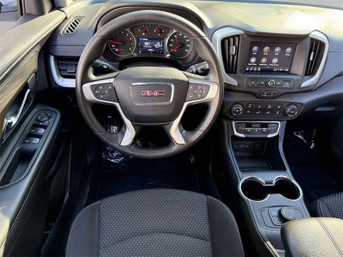 Used 2024 GMC Terrain SLE image 4