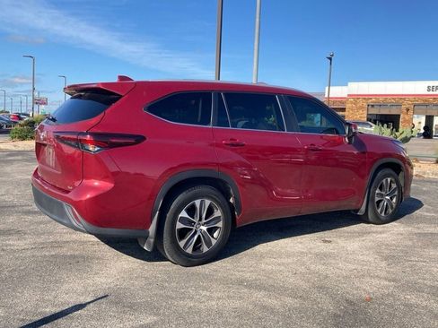 Used 2024 Toyota Highlander XLE FWD image 5