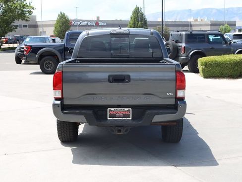 Used 2017 Toyota Tacoma TRD Off-Road AWD/4WD image 5