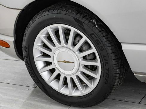 Used 2004 Ford Thunderbird image 42