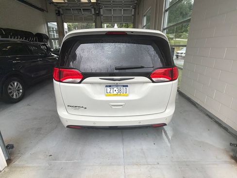 Used 2020 Chrysler Pacifica Touring w/ S Appearance Package FWD image 4