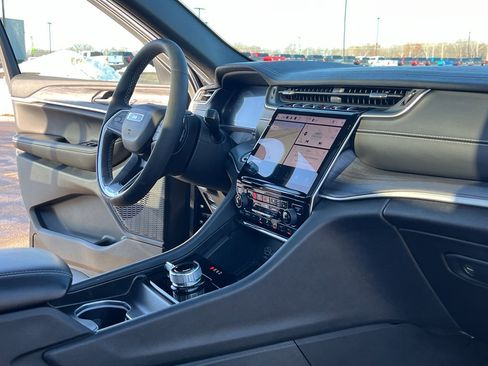 Used 2024 Jeep Grand Cherokee Limited w/ Luxury Tech Group II image 29