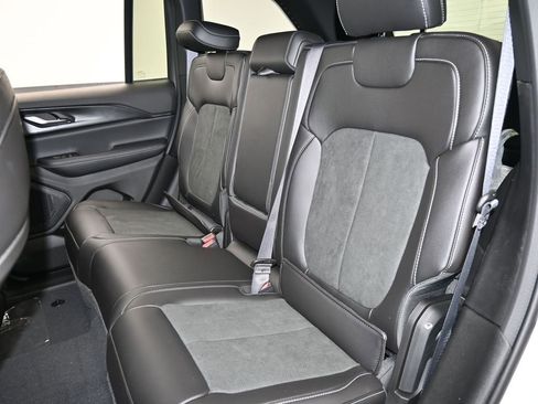 Used 2025 Jeep Grand Cherokee Altitude image 27