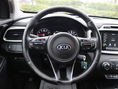 Used 2017 Kia Sorento LX w/ LX Convenience Package image 21
