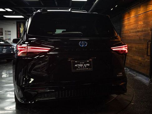 Used 2024 Toyota Sienna XSE w/ XSE Plus Package FWD image 6