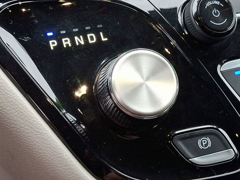 Used 2023 Chrysler Voyager LX image 15