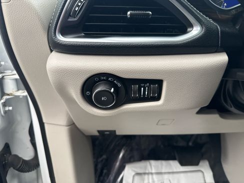 Used 2022 Chrysler Pacifica Limited FWD image 21