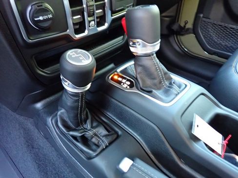 New 2025 Jeep Gladiator Sport image 17