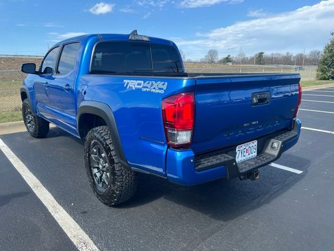 Used 2017 Toyota Tacoma TRD Off-Road image 5