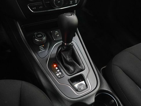 Used 2019 Jeep Cherokee Latitude w/ Cold Weather Group AWD/4WD image 22