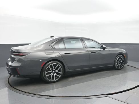 Used 2023 BMW i7 xDrive60 AWD/4WD image 3