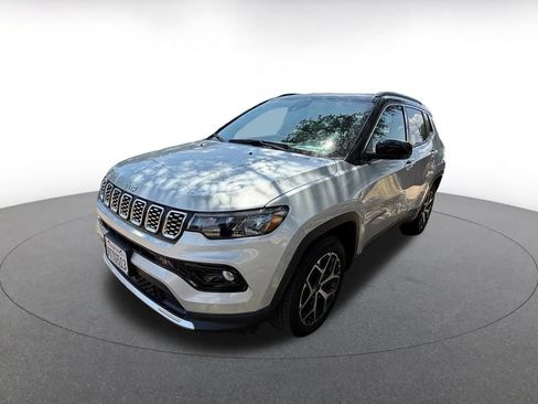 Used 2025 Jeep Compass Limited AWD/4WD image 3