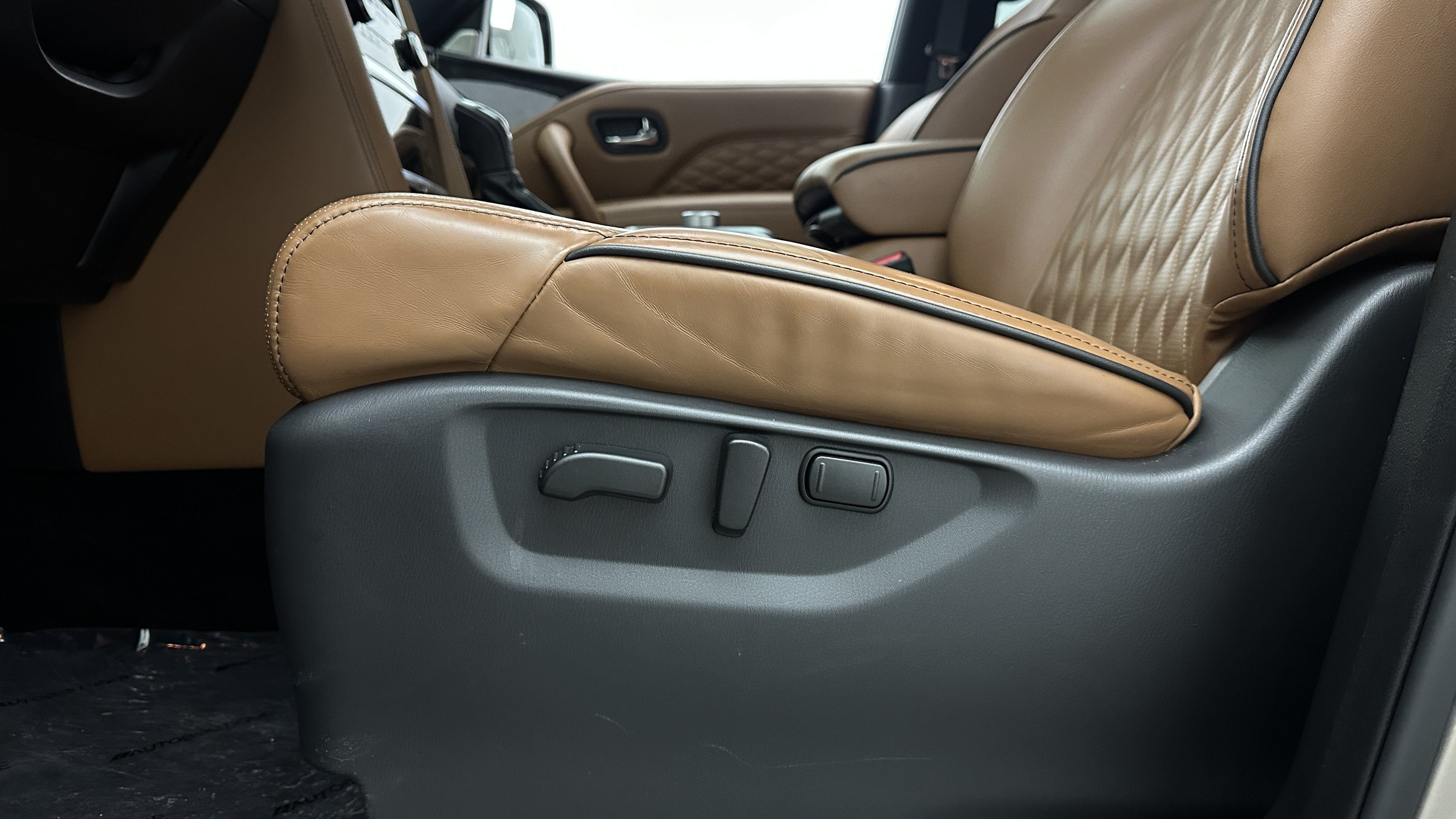 Used 2023 INFINITI QX80 Sensory w/ Cargo Package AWD/4WD image 18
