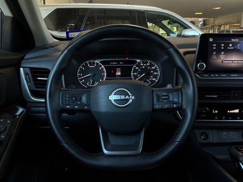 Used 2025 Nissan Rogue SV FWD image 34
