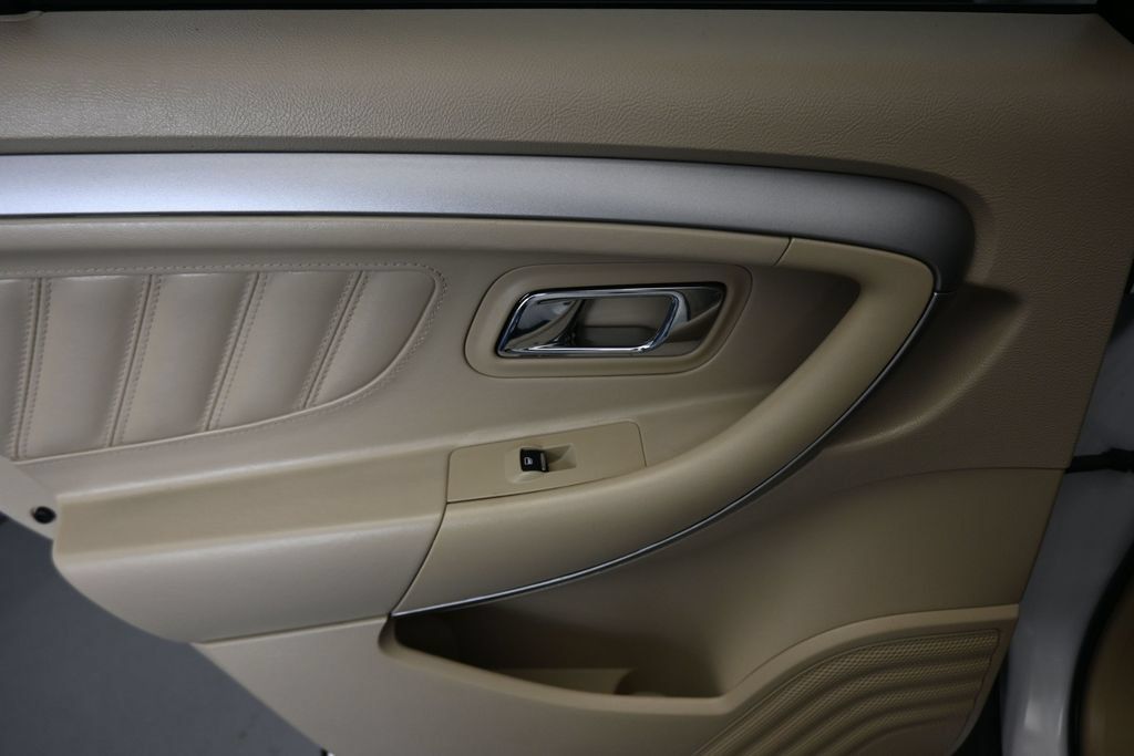 Used 2018 Ford Taurus SEL FWD image 28