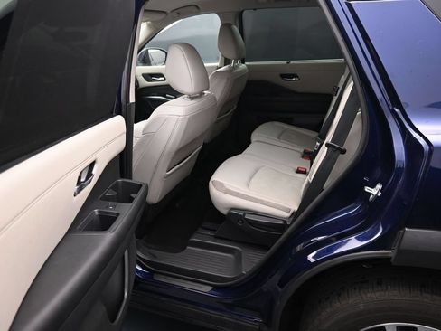 Used 2023 Nissan Pathfinder SL FWD image 21