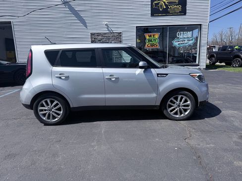 Used 2019 Kia Soul + image 1