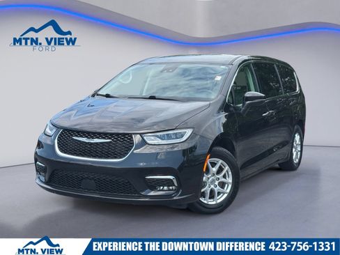 Used 2023 Chrysler Pacifica Touring-L FWD image 1