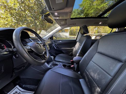 Used 2021 Volkswagen Tiguan SE w/ Panoramic Sunroof Package image 12