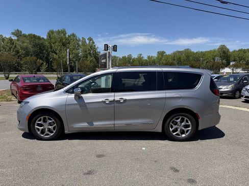 Used 2018 Chrysler Pacifica Limited FWD image 7