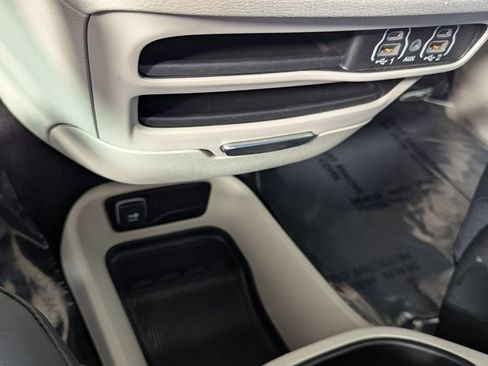 Used 2024 Chrysler Pacifica Touring-L FWD image 25
