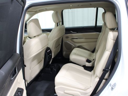 Used 2022 Jeep Grand Cherokee L Limited w/ Luxury Tech Group II AWD/4WD image 23
