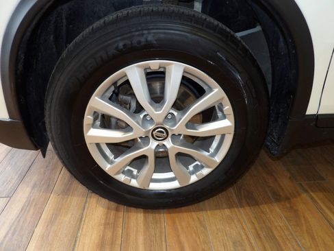 Used 2017 Nissan Rogue SV w/ SV Premium Package image 10