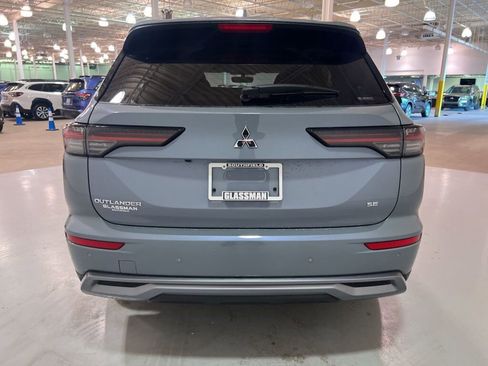 New 2025 Mitsubishi Outlander SE image 4