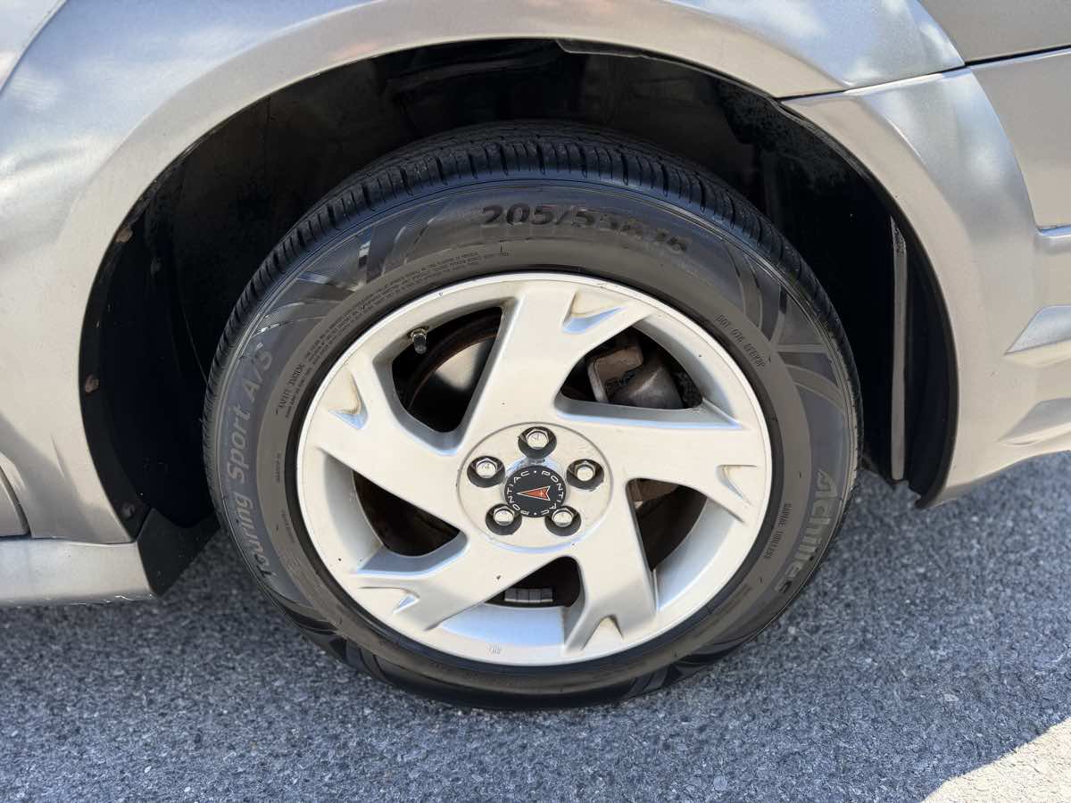 Used 2008 Pontiac Vibe w/ Preferred Package FWD image 21