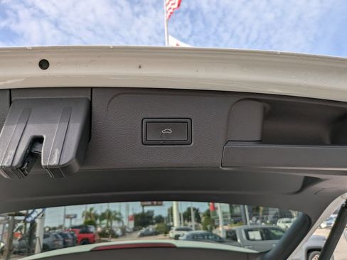 Certified 2023 Volkswagen Atlas SE w/ Panoramic Sunroof Package FWD image 10